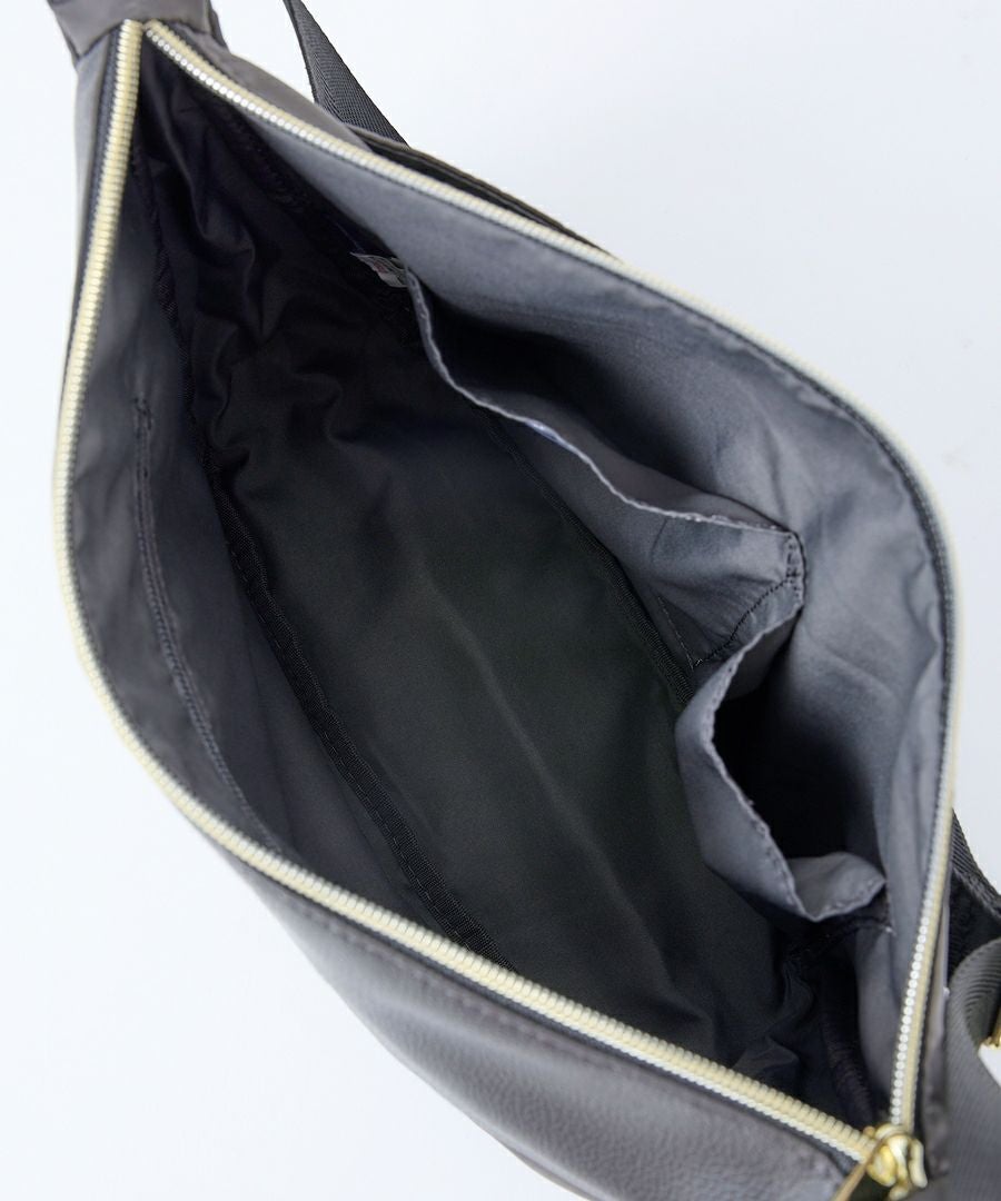 Legato Largo ショルダーバッグ 撥水 A5 グロッシーコンビ LI-E1591