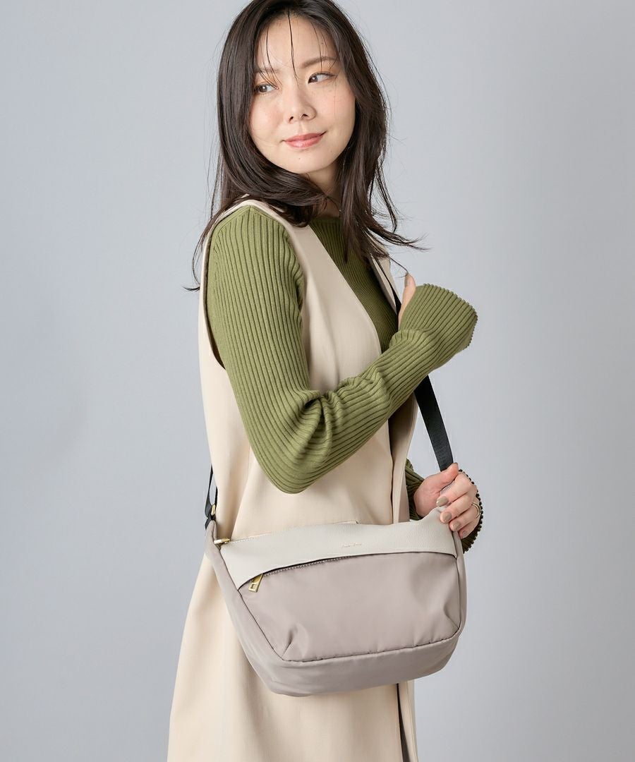 Legato Largo ショルダーバッグ 撥水 A5 グロッシーコンビ LI-E1591