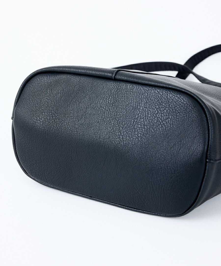 Legato Largo ショルダーバッグ 軽量 上質な質感 多収納 リバイバル A5 スモーキーシボフェイクレザー LG-F3361