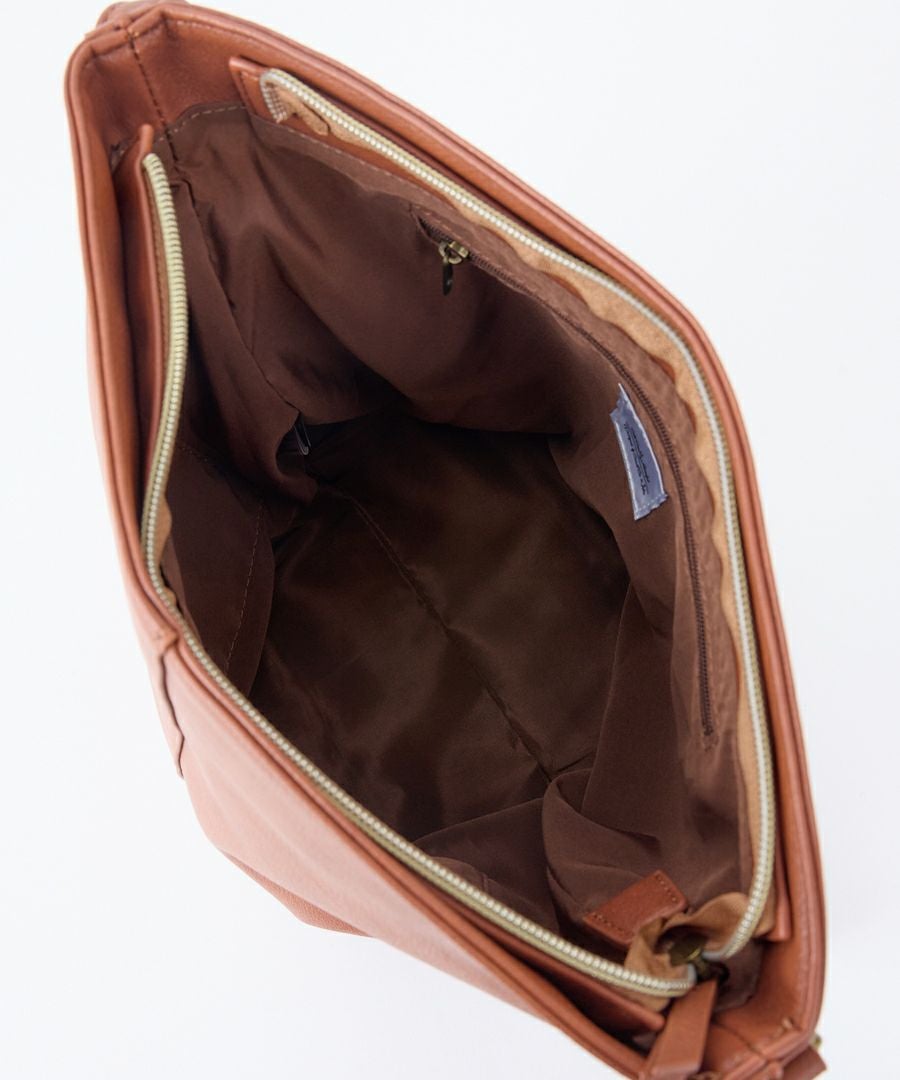 Legato Largo ショルダーバッグ 軽量 上質な質感 多収納 リバイバル A5 スモーキーシボフェイクレザー LG-F3361