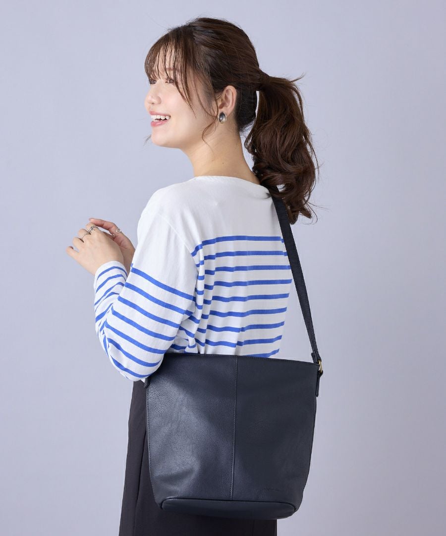 Legato Largo ショルダーバッグ 軽量 上質な質感 多収納 リバイバル A5 スモーキーシボフェイクレザー LG-F3361