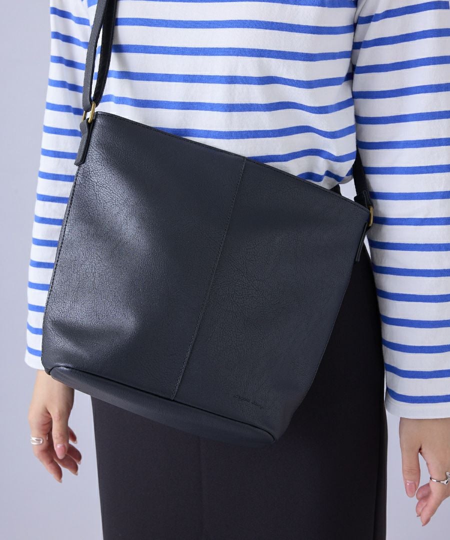 Legato Largo ショルダーバッグ 軽量 上質な質感 多収納 リバイバル A5 スモーキーシボフェイクレザー LG-F3361