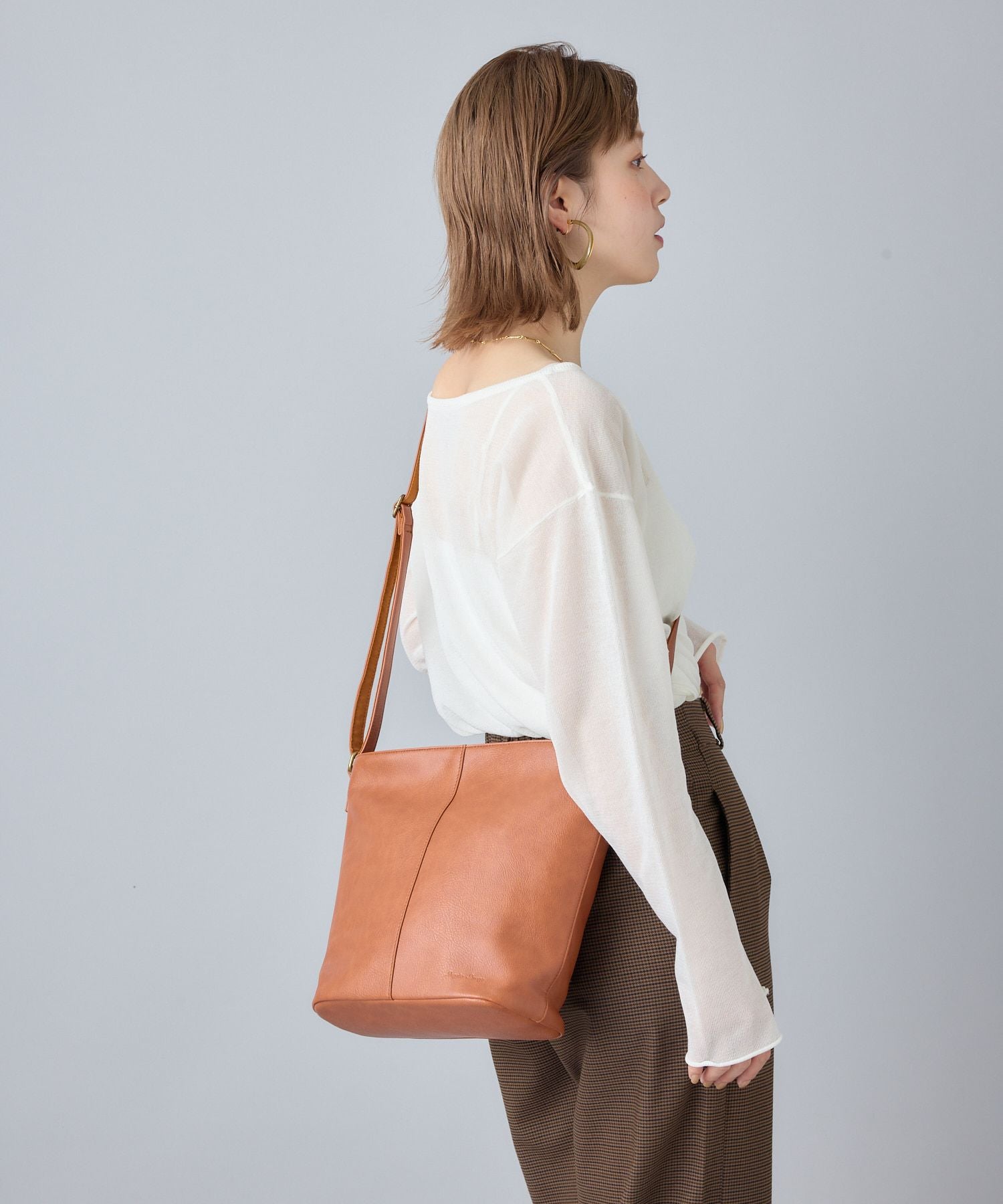 Legato Largo ショルダーバッグ 軽量 上質な質感 多収納 リバイバル A5 スモーキーシボフェイクレザー LG-F3361