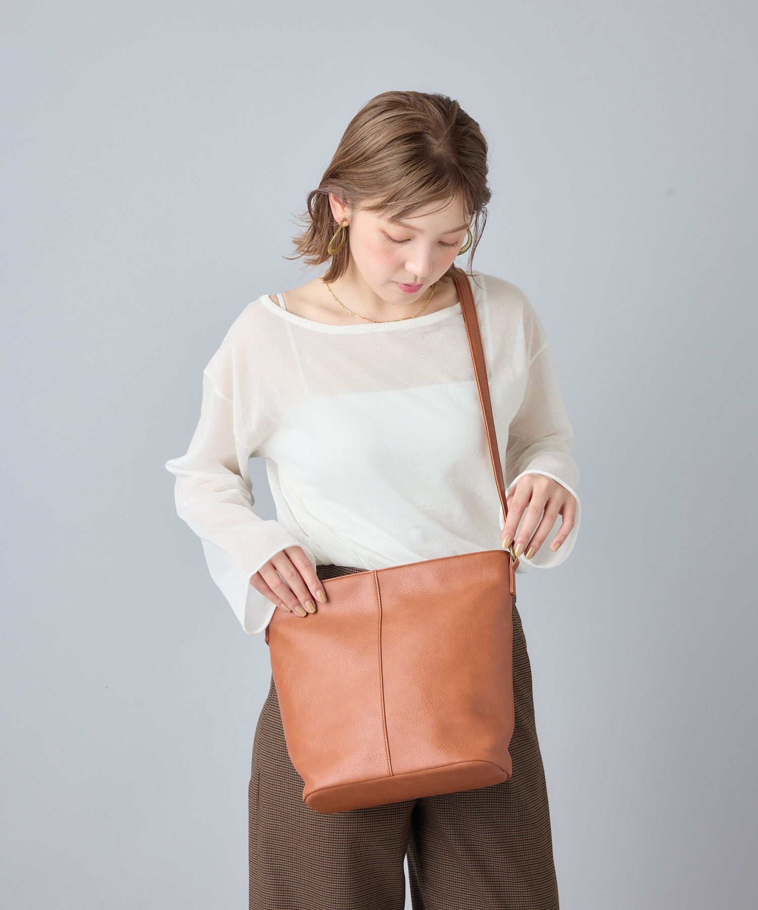 Legato Largo ショルダーバッグ 軽量 上質な質感 多収納 リバイバル A5 スモーキーシボフェイクレザー LG-F3361