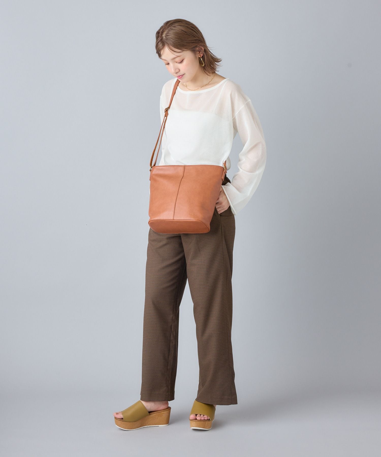 Legato Largo ショルダーバッグ 軽量 上質な質感 多収納 リバイバル A5 スモーキーシボフェイクレザー LG-F3361