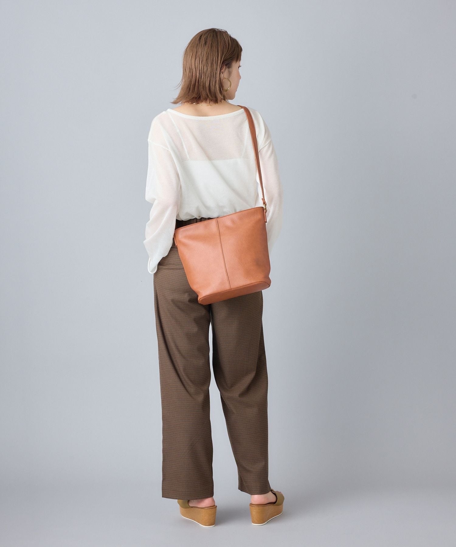 Legato Largo ショルダーバッグ 軽量 上質な質感 多収納 リバイバル A5 スモーキーシボフェイクレザー LG-F3361