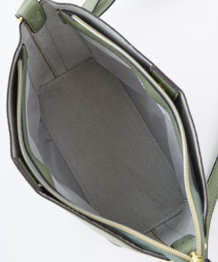 Legato Largo ショルダーバッグ 軽量 3室仕様 自立 A5 レトロシボ LH-D1372