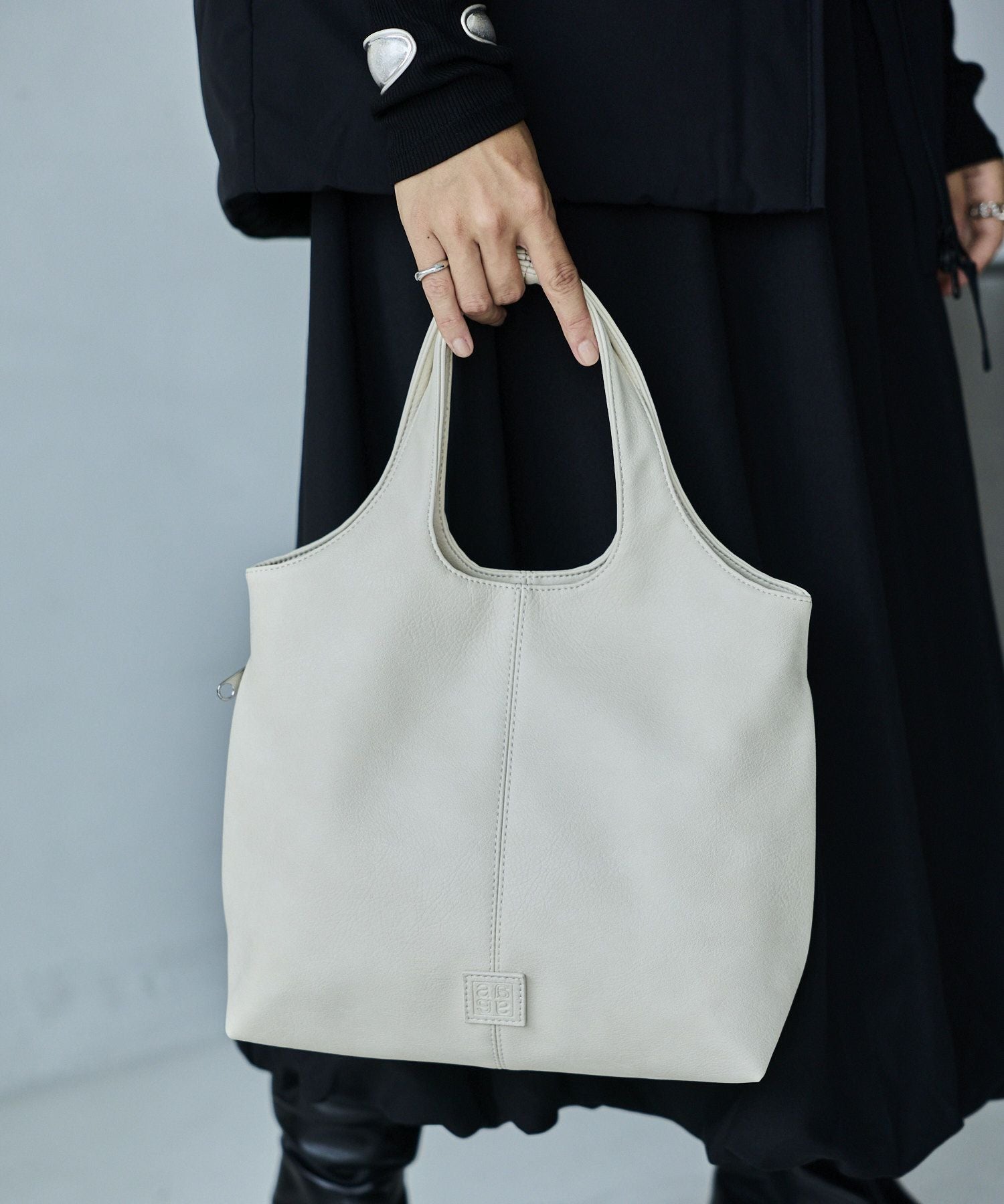 anello トートバッグ 隠しファスナーポケット A5 VANESSA AGB5061