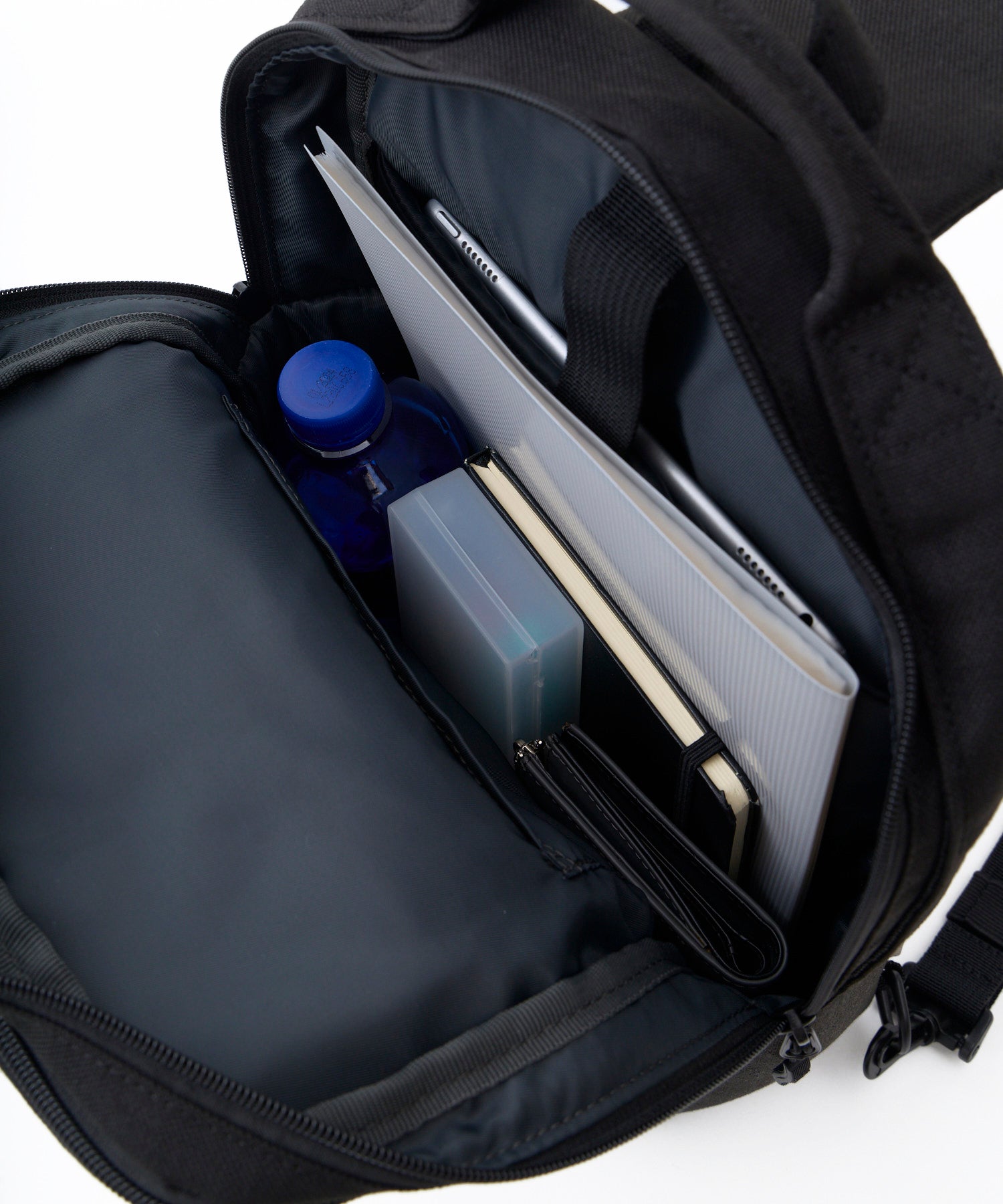 fulcro ボディバッグ ウエストポーチ 両面撥水 タブレット収納 多収納 心地良い着用感 背面メッシュ B5  fma-0042