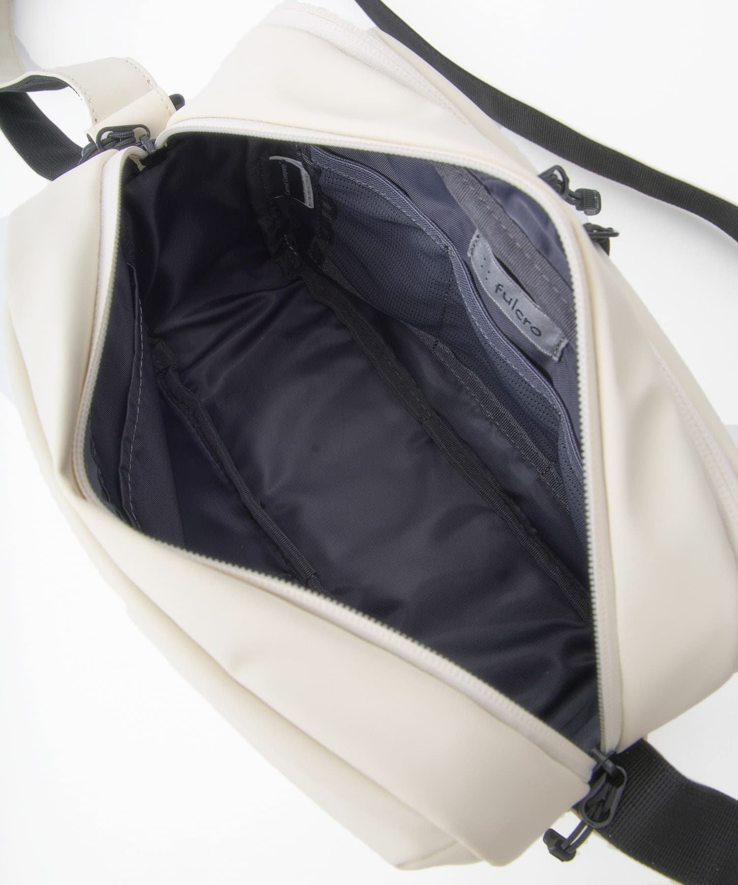 fulcro フルクロ ショルダーバッグ 耐水 Ａ5収納 Explorer アイボリー fia-3011