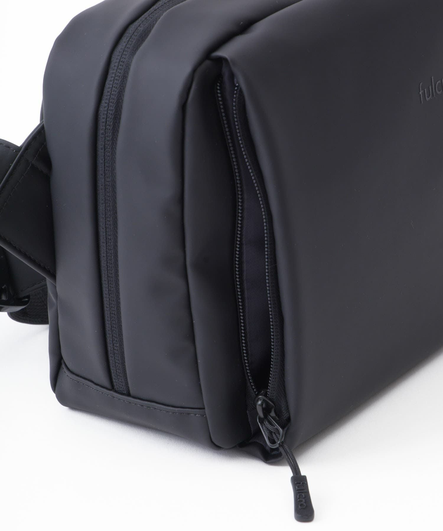fulcro フルクロ ショルダーバッグ 耐水 Ａ5収納 Explorer ブラック fia-3012