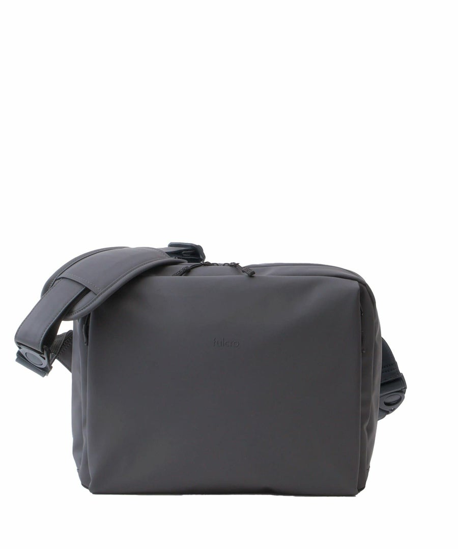 fulcro フルクロ ショルダーバッグ A4収納 耐水 キャリーオン Explorer fia-3013 ダークグレー