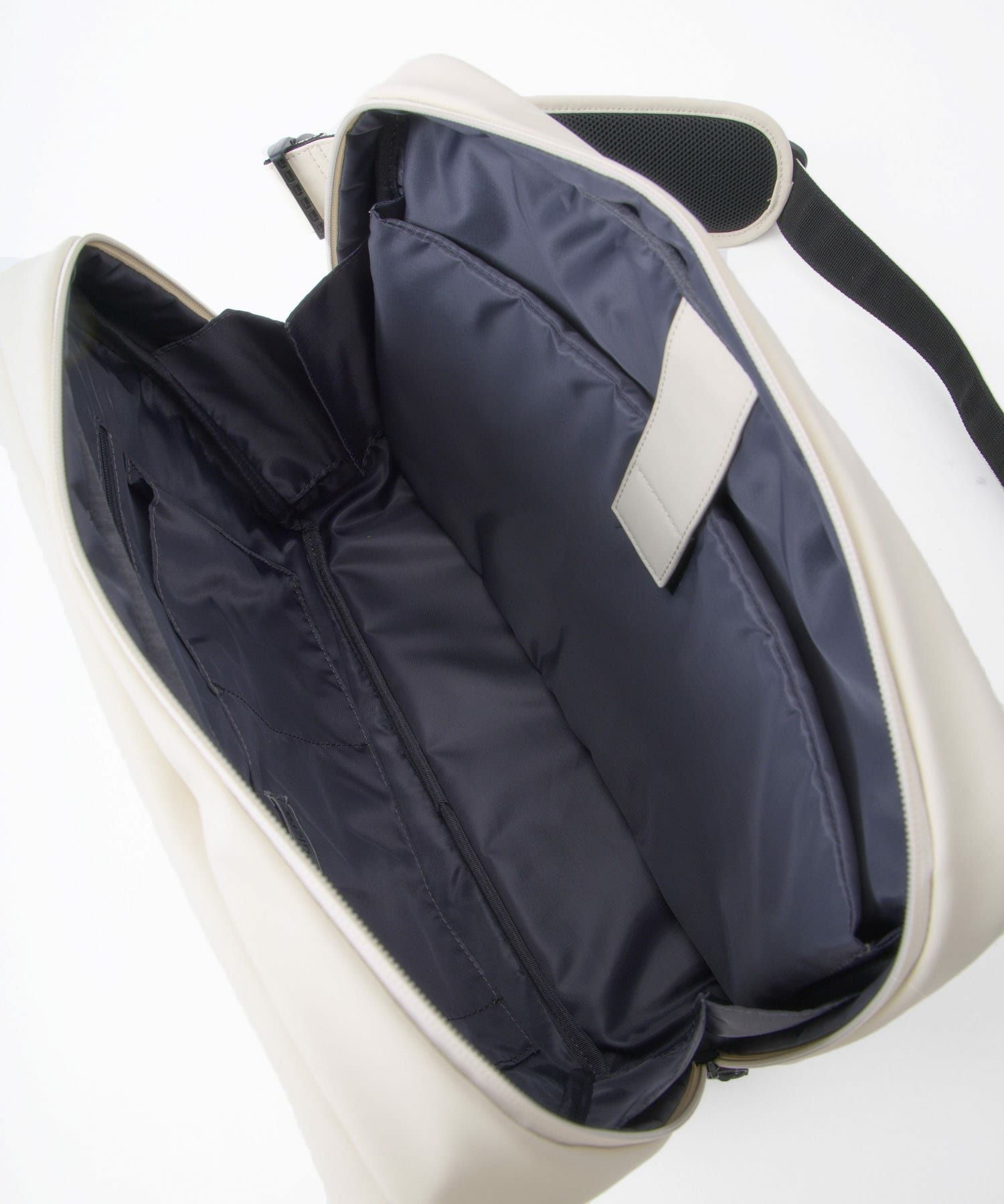 fulcro フルクロ ショルダーバッグ A4収納 耐水 キャリーオン Explorer fia-3013 アイボリー