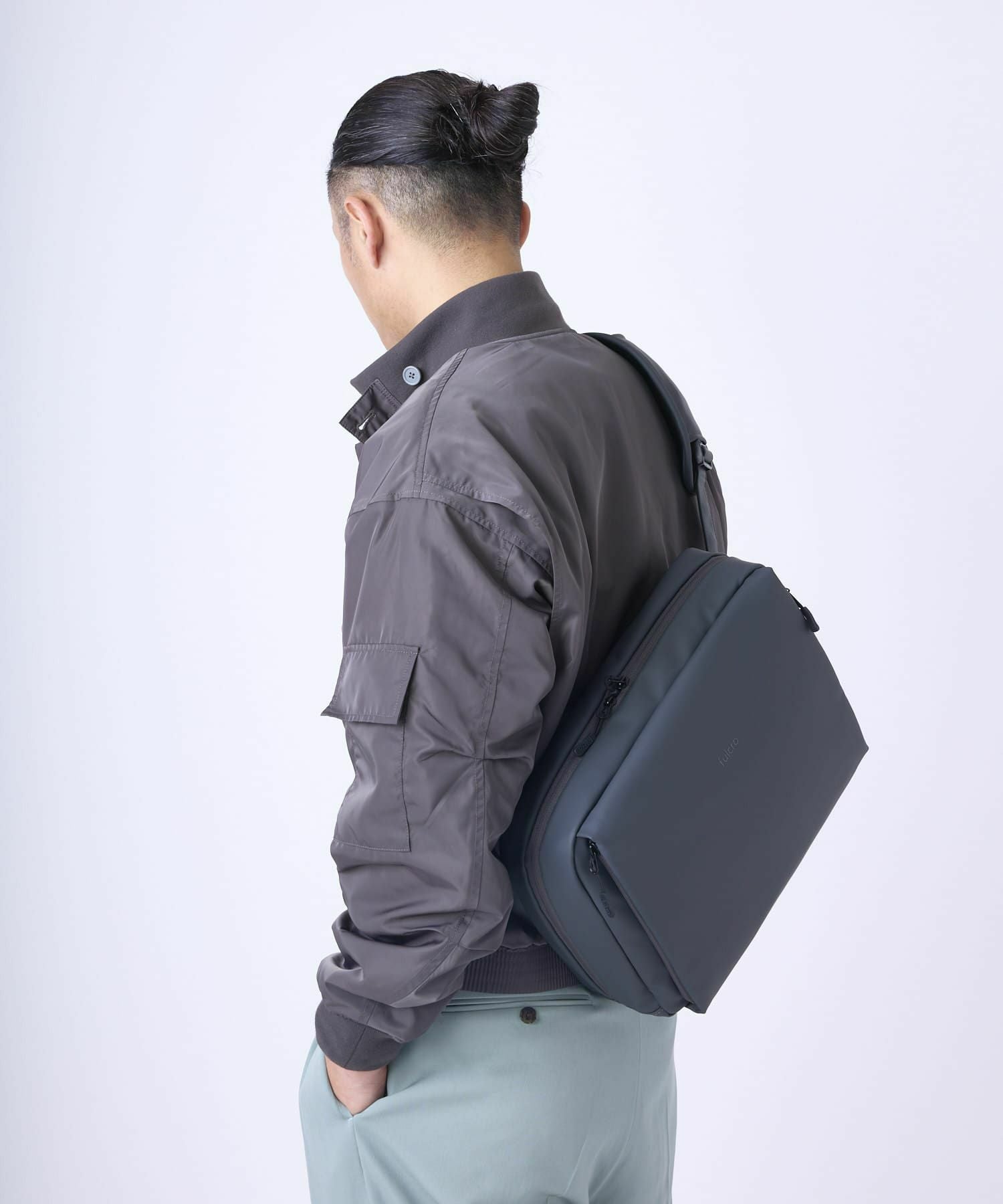 fulcro フルクロ ショルダーバッグ A4収納 耐水 キャリーオン Explorer fia-3013 ダークグレー