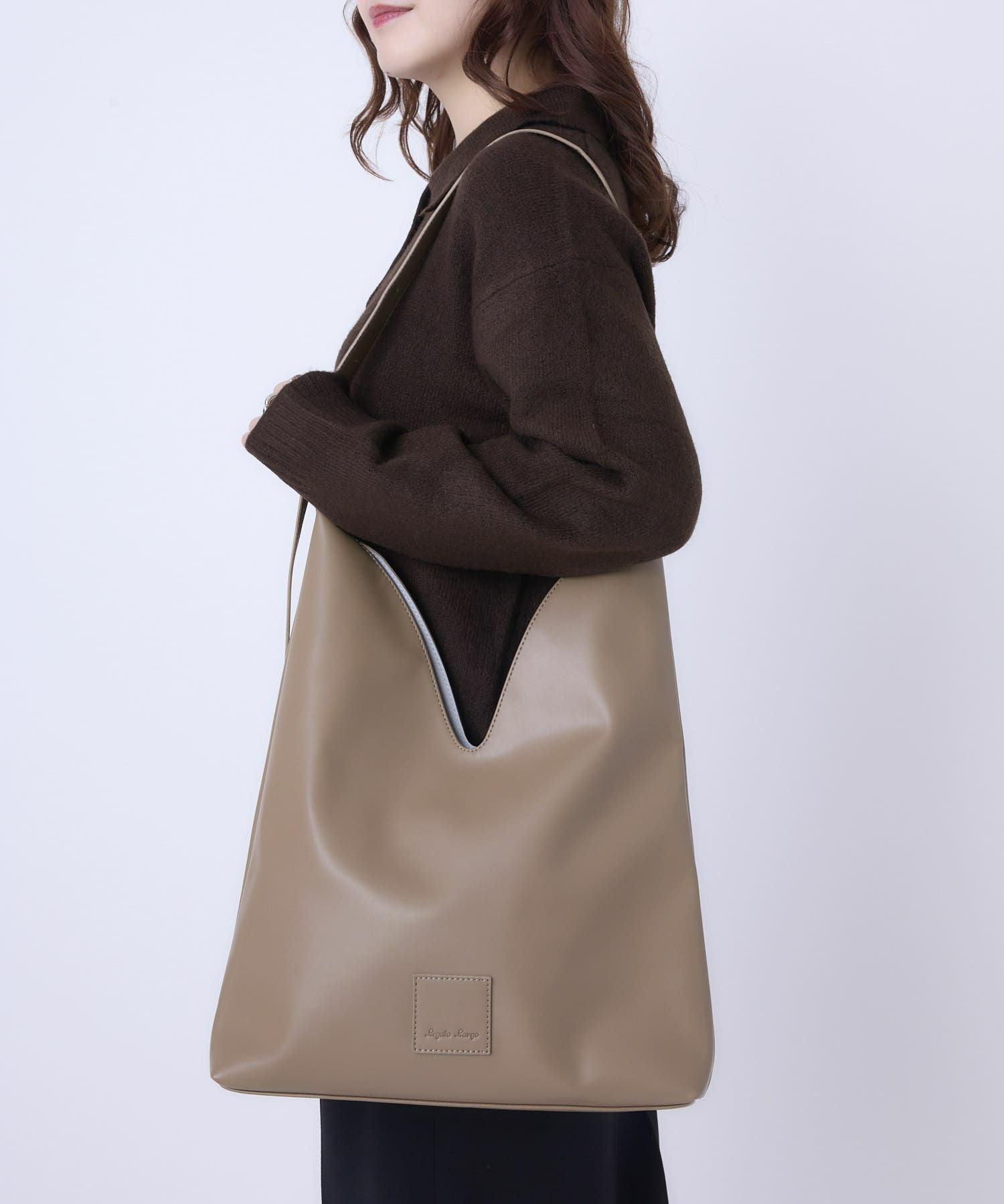 Legato Largo ショルダーバッグ A4収納 V-shaped LG-X0572 グレーベージュ