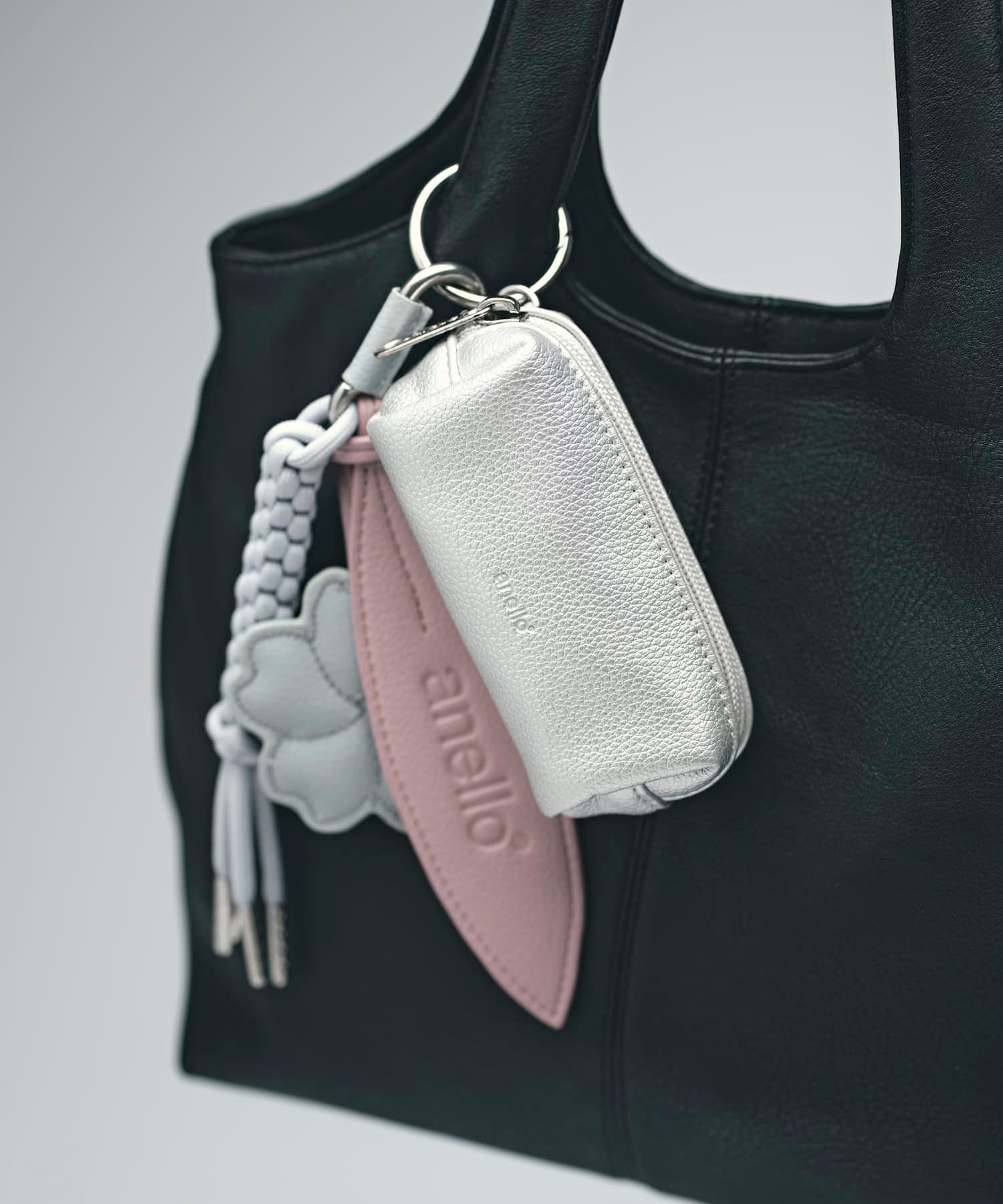 anello シリンダーポーチチャーム CHARM MARKET2 AIY0204 小物ポーチ　カラビナ付き　スマートキー　収納ポーチ　合皮