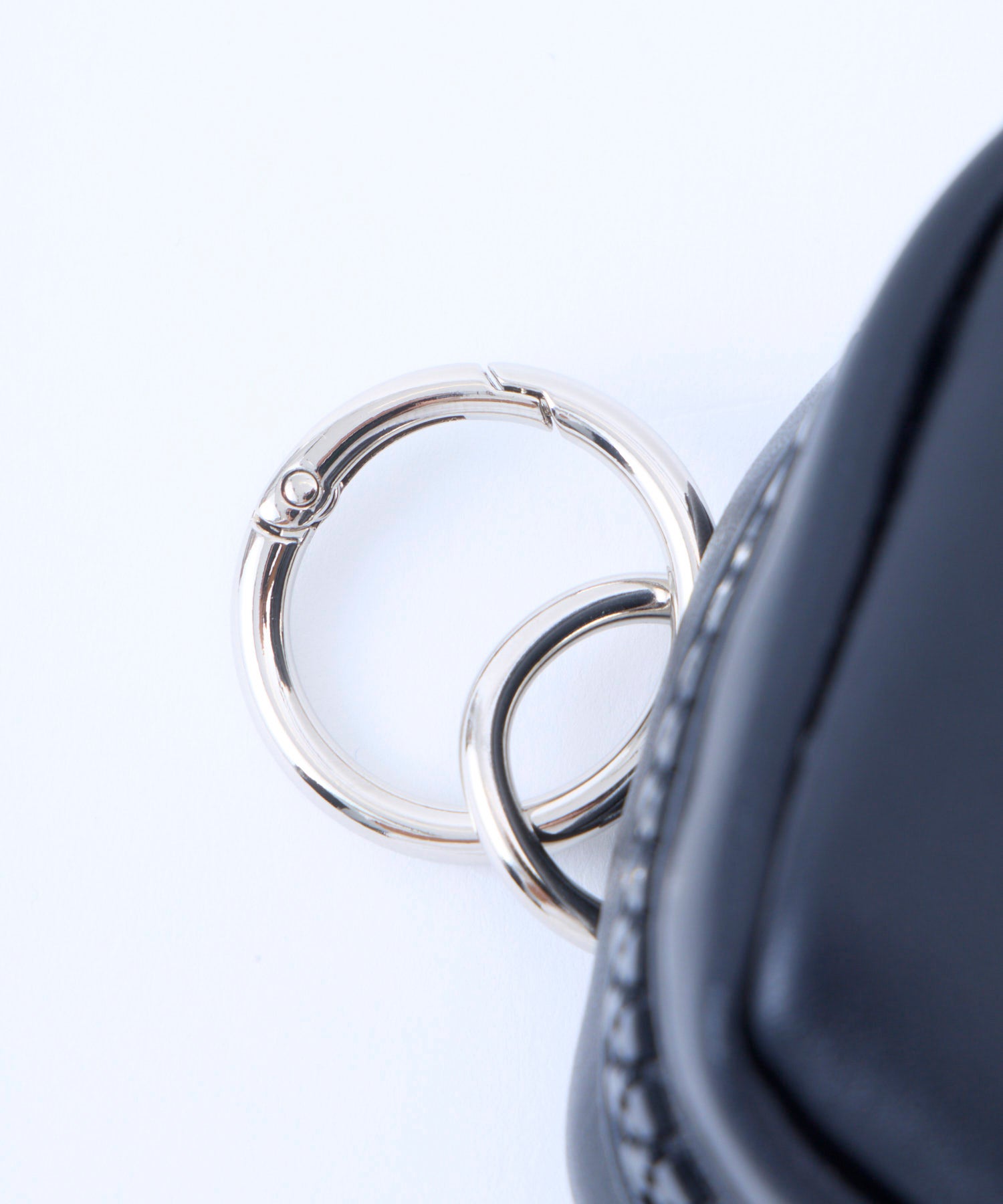 anello スクエアポーチチャーム CHARM MARKET2 AIY0205 カラビナ付き　マット素材　太めファスナー　シンプル　小物ポーチ　チャーム