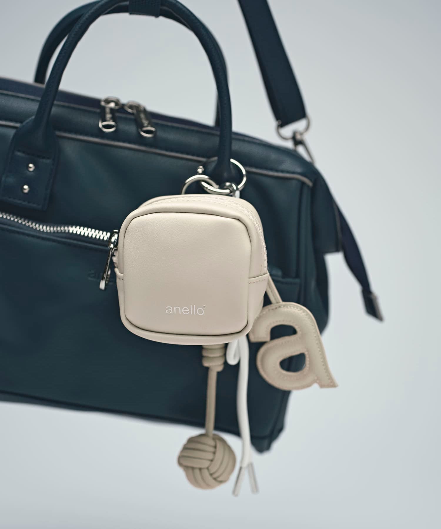 anello スクエアポーチチャーム CHARM MARKET2 AIY0205 カラビナ付き　マット素材　太めファスナー　シンプル　小物ポーチ　チャーム