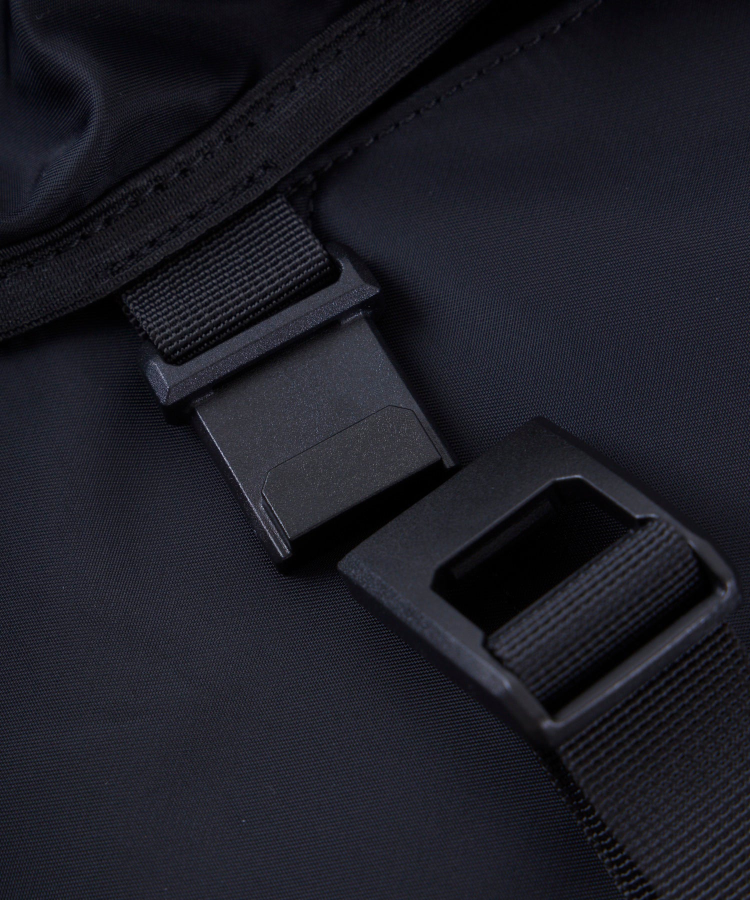 ASB008　メッセンジャーバッグ　公式　Cliente　軽量設計　A4　撥水加工　ブラック