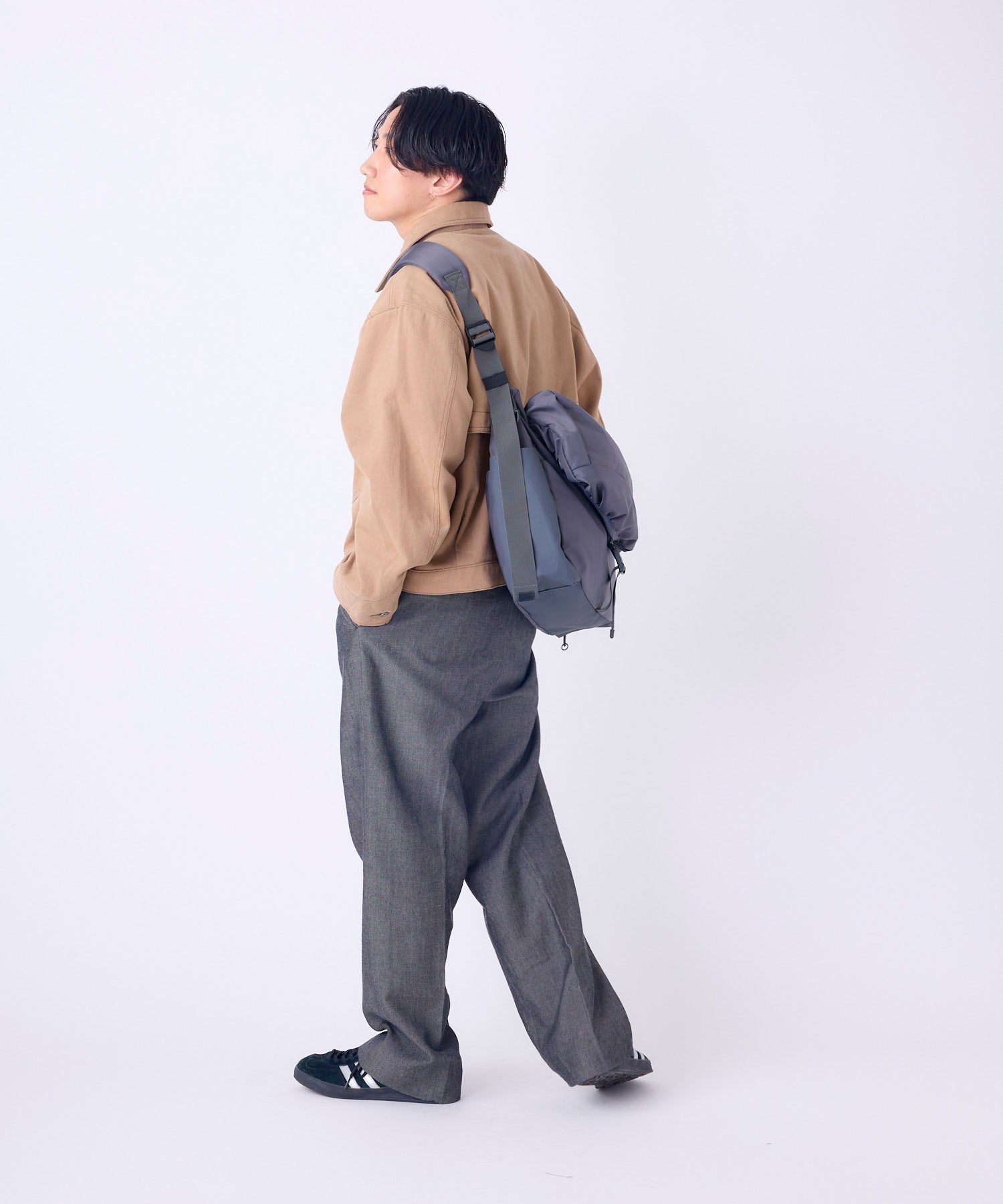 ASB008　メッセンジャーバッグ　公式　Cliente　軽量設計　A4　撥水加工