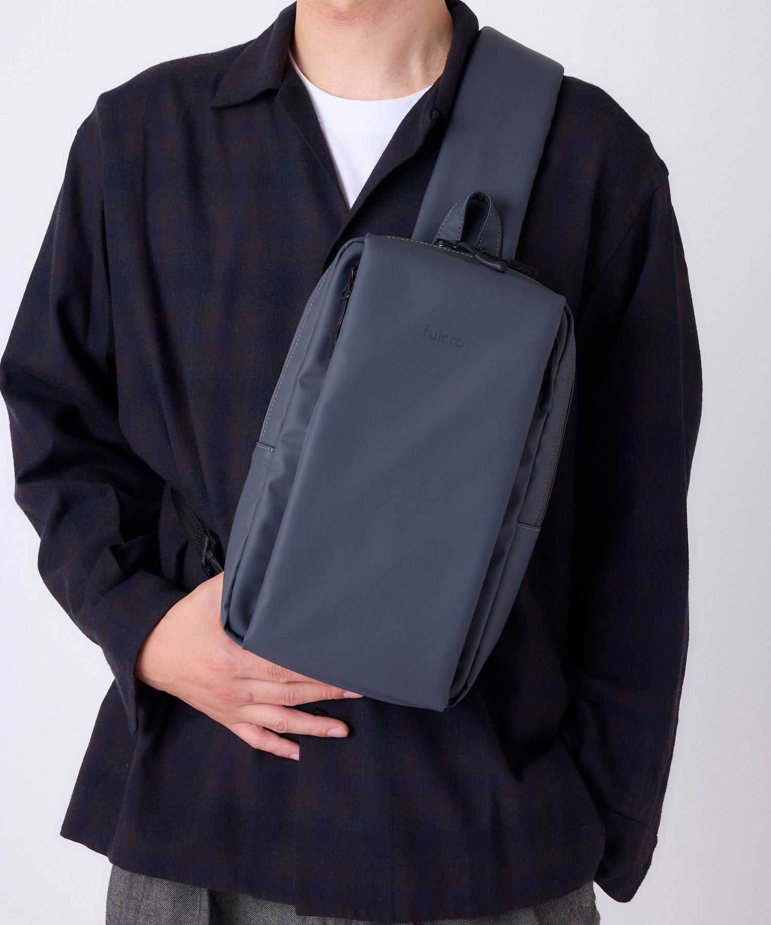fulcro フルクロ クロスボディバッグ A5 耐水 メンズバッグ ペットボトル収納可能 シンプル Explorer カーム fit-5001