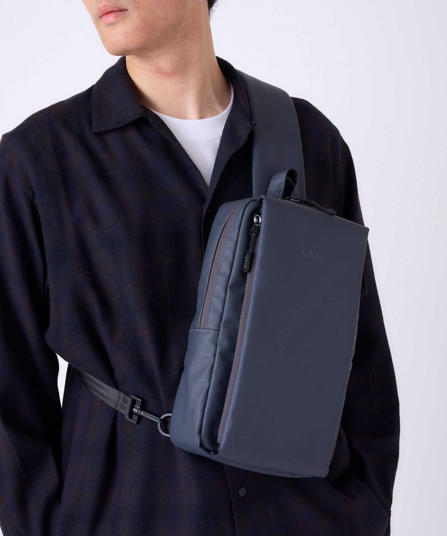 fulcro フルクロ クロスボディバッグ A5 耐水 メンズバッグ ペットボトル収納可能 シンプル Explorer カーム fit-5001