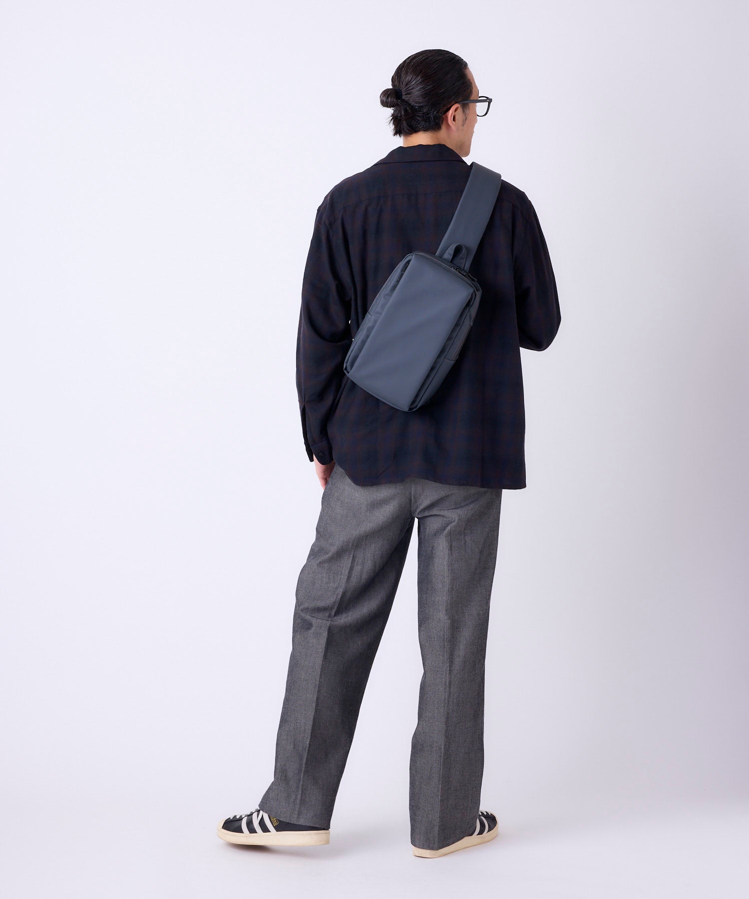 fulcro フルクロ クロスボディバッグ A5 耐水 メンズバッグ ペットボトル収納可能 シンプル Explorer カーム fit-5001